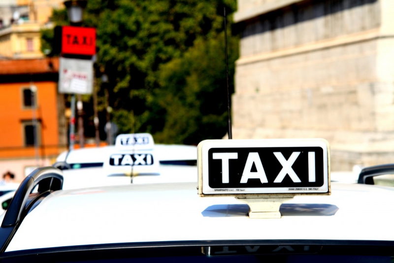 taxis-TOURRETTES SUR LOUP-min_taxi_auto_rome_road_white-1051610